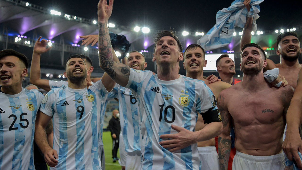 La Selección Argentina festeja la victoria junto a la hinchada presente en el estadio Maracaná